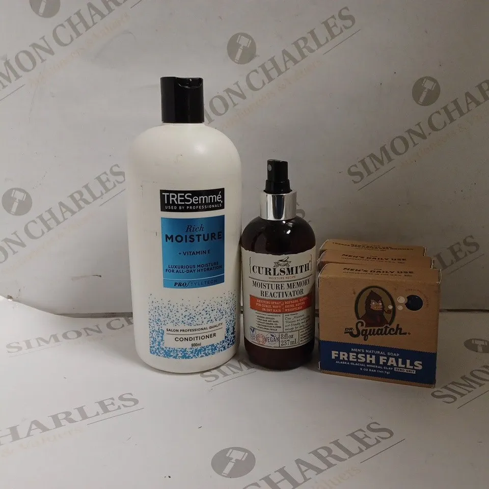 FIVE ASSORTED HEALTH AND BEAUTY PRODUCTS TO INCLUDE CURLSMITH MOISTURE MEMORY REACTIVATOR, TRESEMME RICH MOISTURE CONDITIONER, DR SQUATCH MEN'S NATURAL SOAP