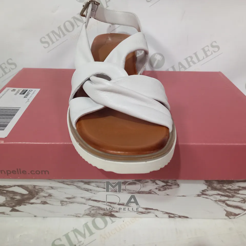 BOXED PAIR OF ODA IN PELLE OLANNA TWISTED STRAP WEDGE SANDALS IN WHITE EU SIZE 40