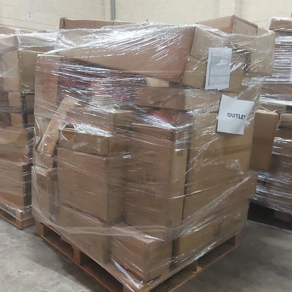 PALLET CONTAINING A VERY LARGE QUANTITY OF HOME LIGHTING PRODUCTS