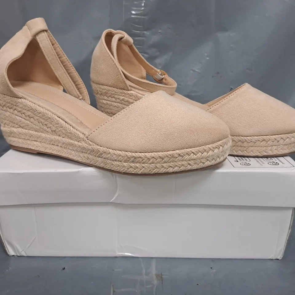 BOXED PAIR OF UNBRANDED CLOSED TOE WEDGE SHOES IN BEIGE SIZE EU 39