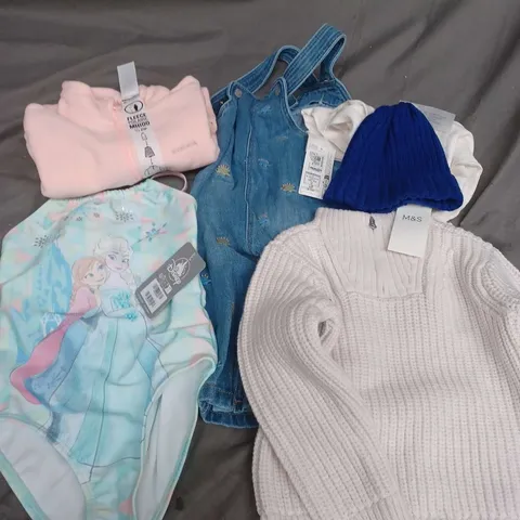 LARGE QUANTITY OF ASSORTED KIDS CLOTHING ITEMS TO INCLUDE HAT, FLEECE POLAIRE, OVERALLS, ETC