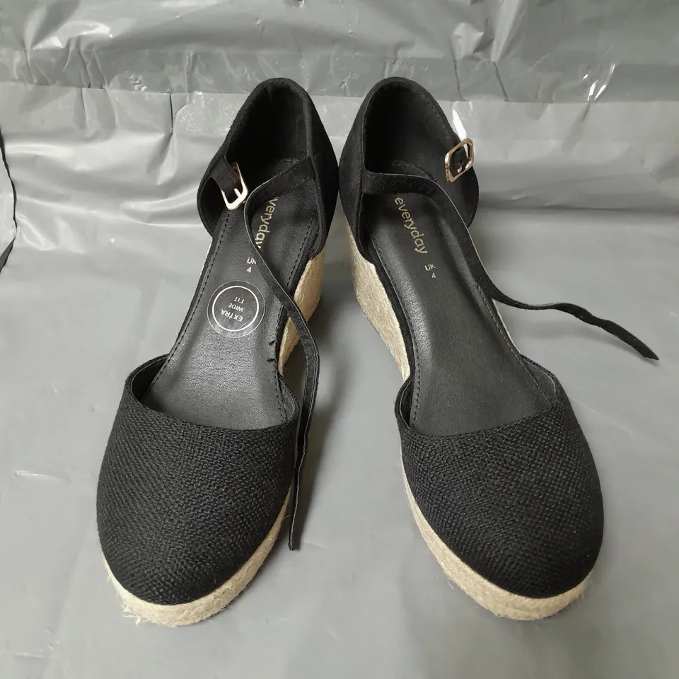 PAIR OF WIDE CLOSED TOE WEDGE SHOES - 4