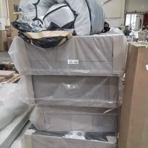 PALLET CONTAINING DIVAN BED BASES AND A MATTRESSES