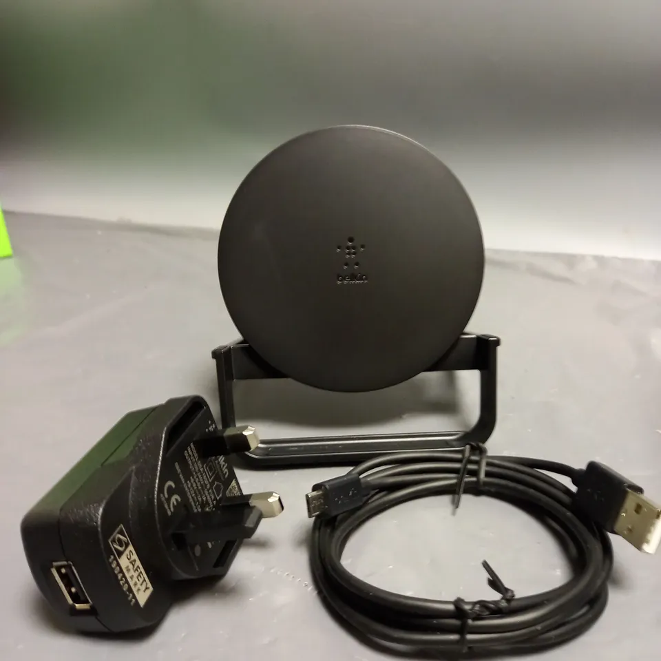 BOXED BELKIN BOOST CHARGE WIRELESS CHARGING STAND 