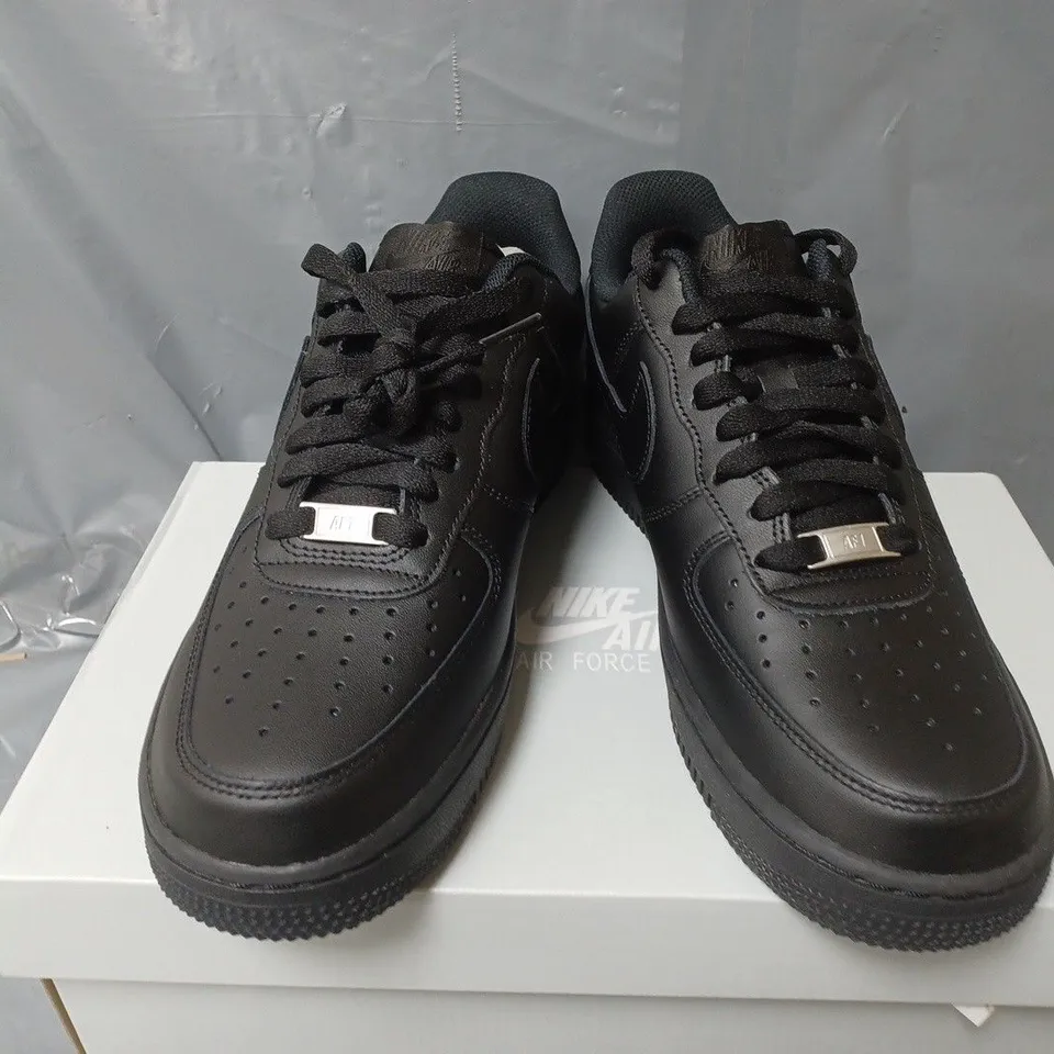 BOXED PAIR OF NIKE AIR FORCE 07 IN BLACK - UK 7