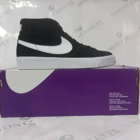BOXED PAIR OF NIKE SB ZOOM BLAZER MID SHOES IN BLACK/WHITE UK SIZE 5.5