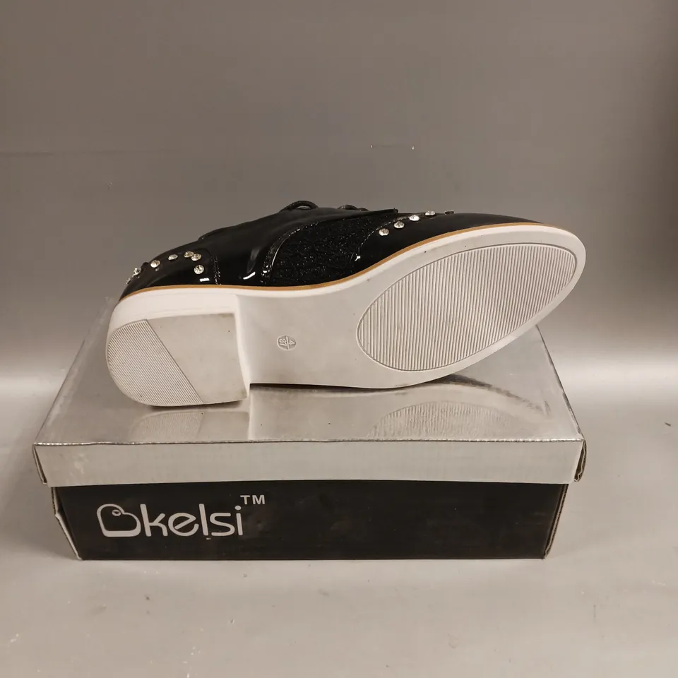 BOXED PAIR OF KELSI LACED SEQUINED SHOES IN BLACK - 4