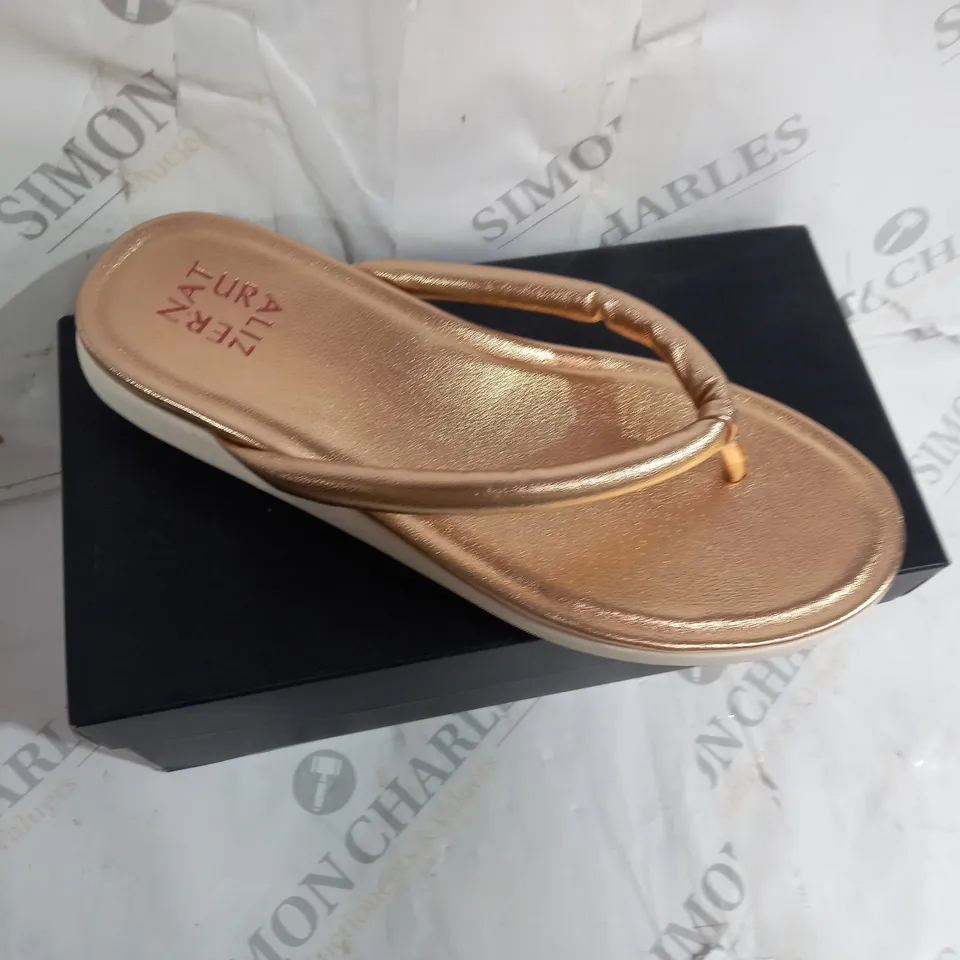 BOXED PAIR OF NATURALIZER SANDALS IN GOLD AND WHITE SIZE 6