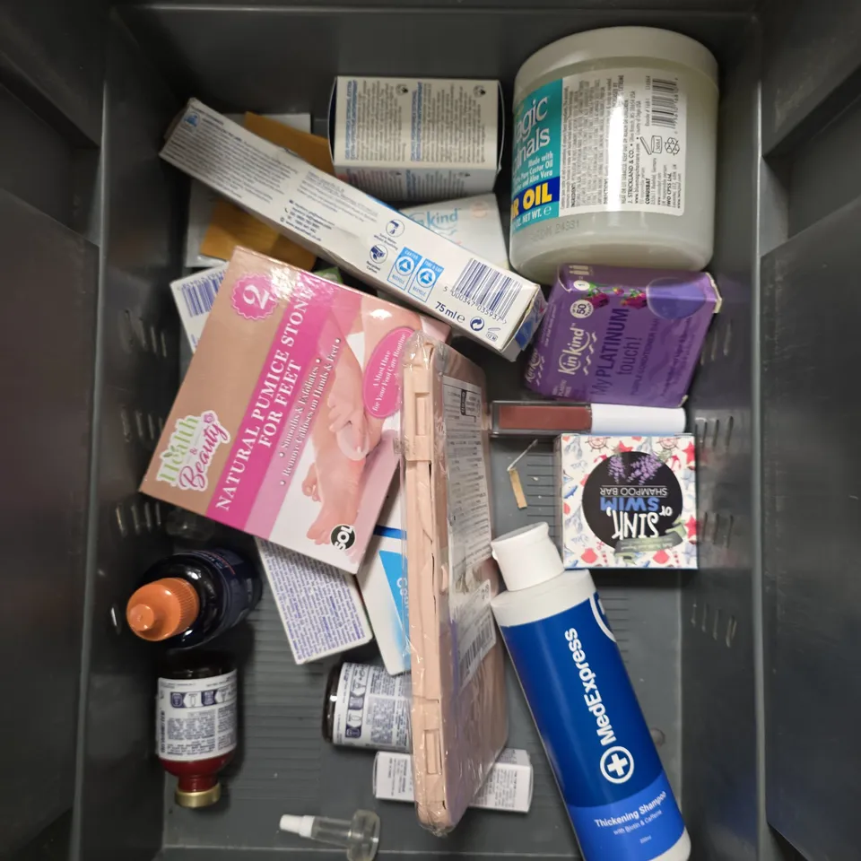 APPROXIMATEY 20 ASSORTED HEALTH AND BEAUTY PRODUCTS TO INCLUDE - BEAUTY OF JOSEON REFRESHING CLEANSER - GRACE & STELLA ILLUMINATING EYE MASKS - MANE HAIR REMOVAL SPRAY - ETC