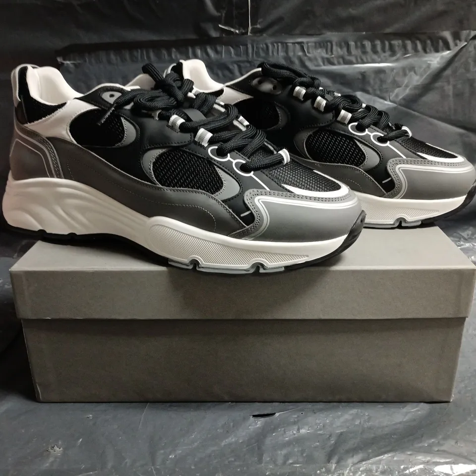 BOXED PAIR OF CLEENS PULSE RUNNER SHOES IN CARBON SIZE UK 13