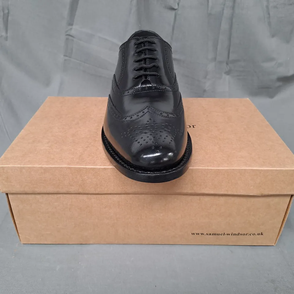 BOXED PAIR OF SAMUEL WINDSOR SHOES IN BLACK UK SIZE 7