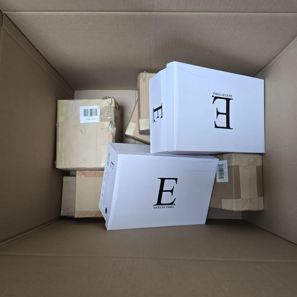 LARGE QUANTITY OF ASSORTED ITEMS TO INCLUDE ELECTRIC CANDLES, RED GLITTER CHRISTMAS CANDLES, SNOW GLOBE , ETC - COLLECTION ONLY