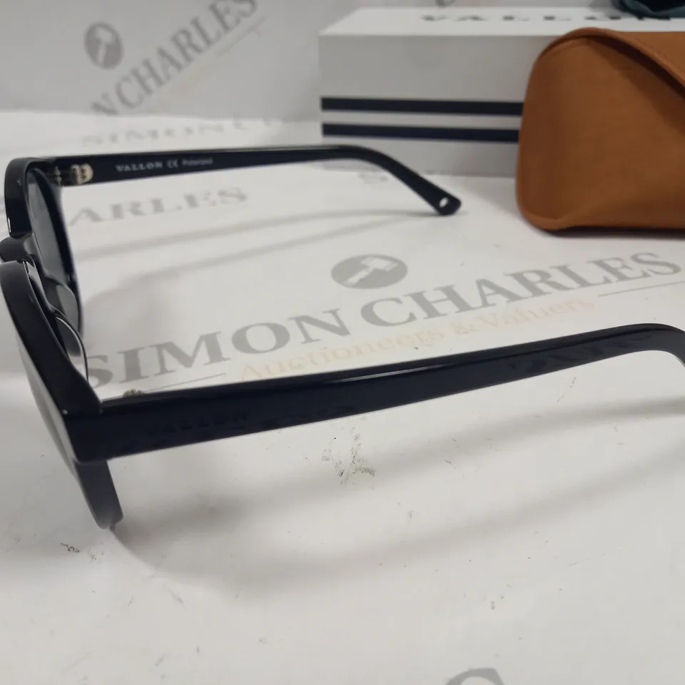 BOXED PAIR OF VALLON WAYLON GLASSES - BLACK