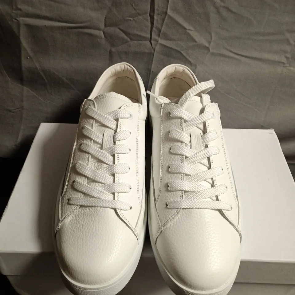  BOXED PAIR OF JUDE LLOW WHITE LEATHER TRAINERS – UK SIZE 9