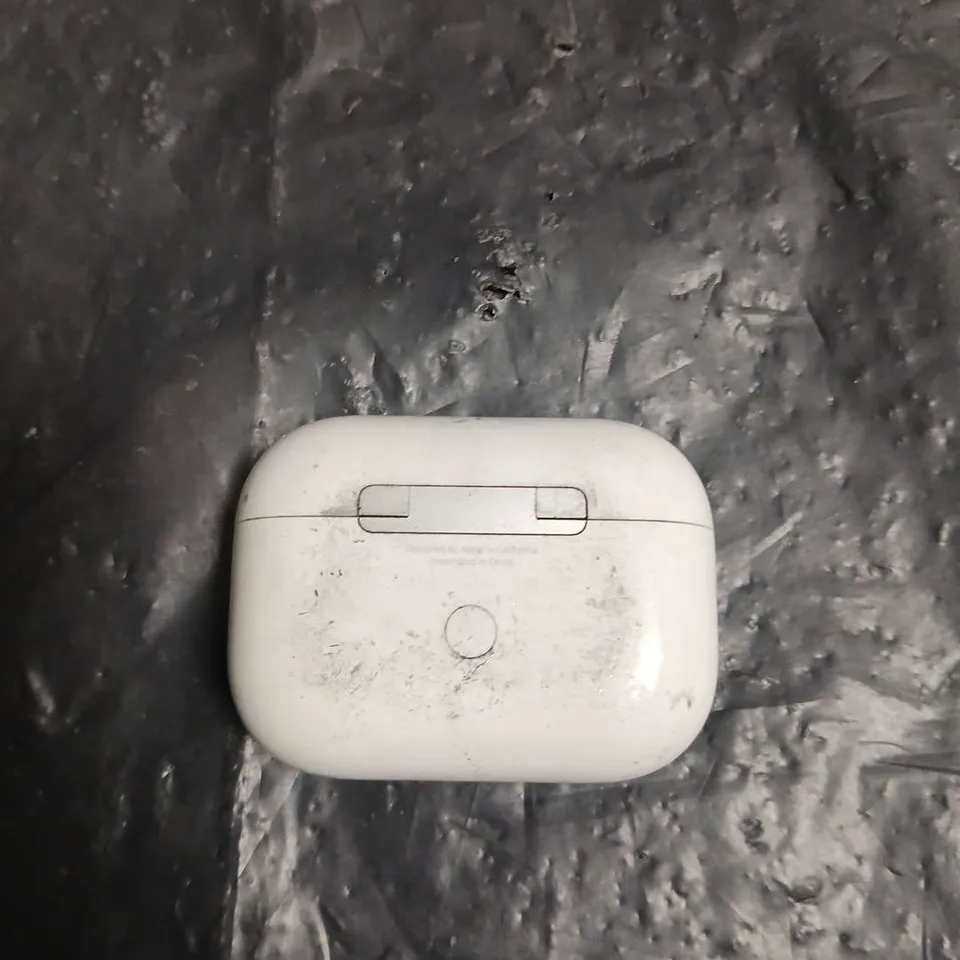 APPLE A2190 MAGSAFE CHARGING CASE IN WHITE 