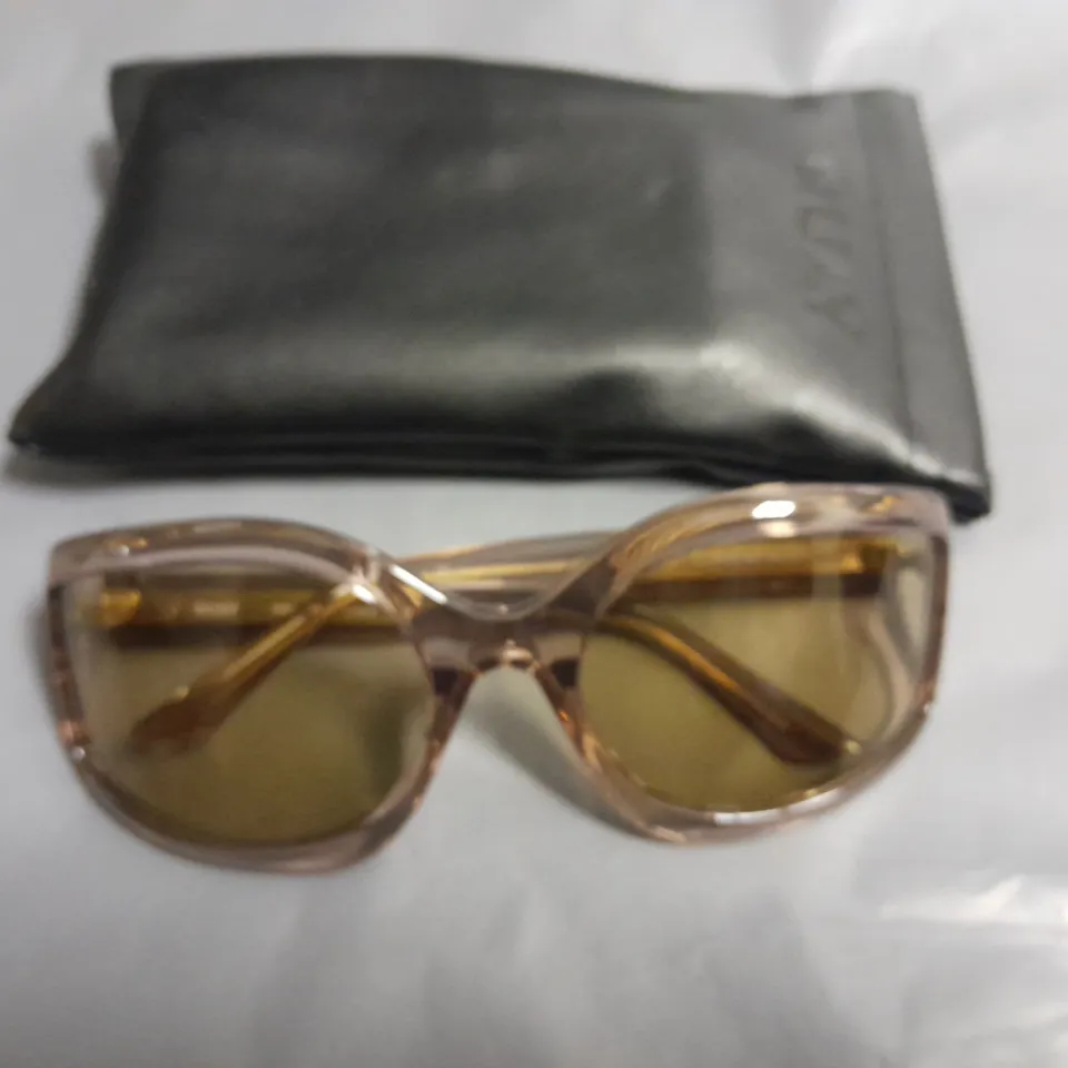 QUAY SMOKY CLEAR GLASSES IN POUCH