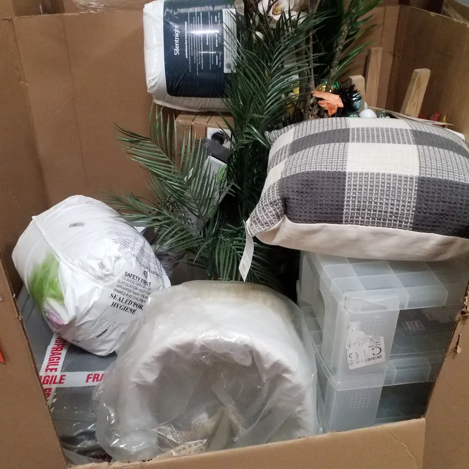 PALLET CONTAINING ASSORTED PRODUCTS INCLUDING DINOSAUR TEDDY, IT CARRY ON LUGGAGE, HEAVYWEIGHT DUVET, ARTIFICIAL PLANTS & STORAGE TUBS 