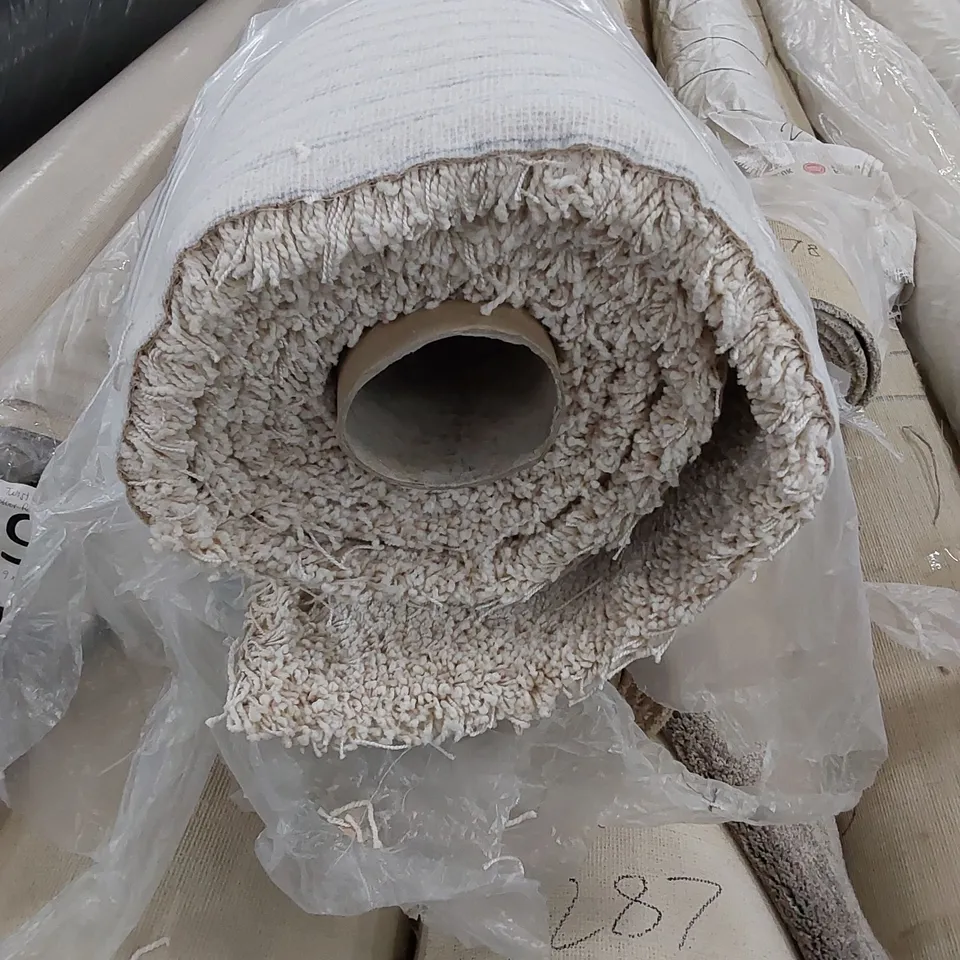 ROLL OF QUALITY SHAGGY EXCLUSIVE CARPET // SIZE: APPROXIMATELY 4 X 4m