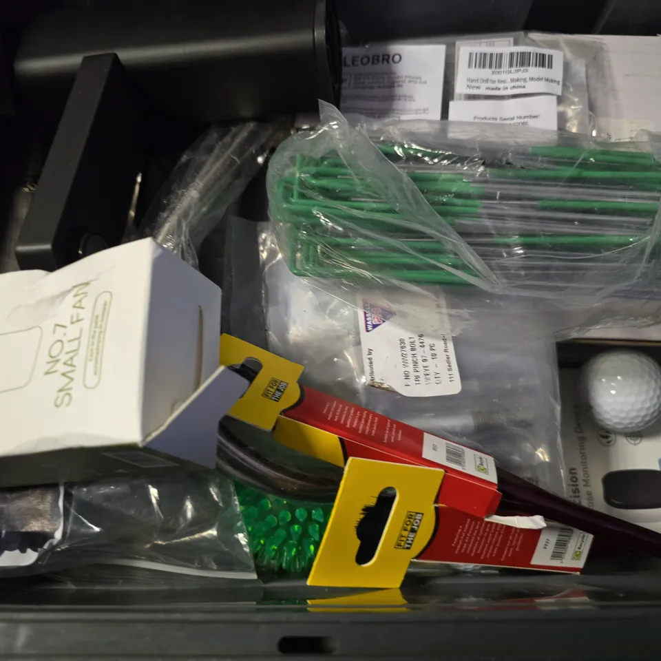APPROXIMATELY 13 ASSORTED ITEMS TO INCLUDE - KITCHEN TONGUES , ALL PURPOSE PAINT BRUSH ETC