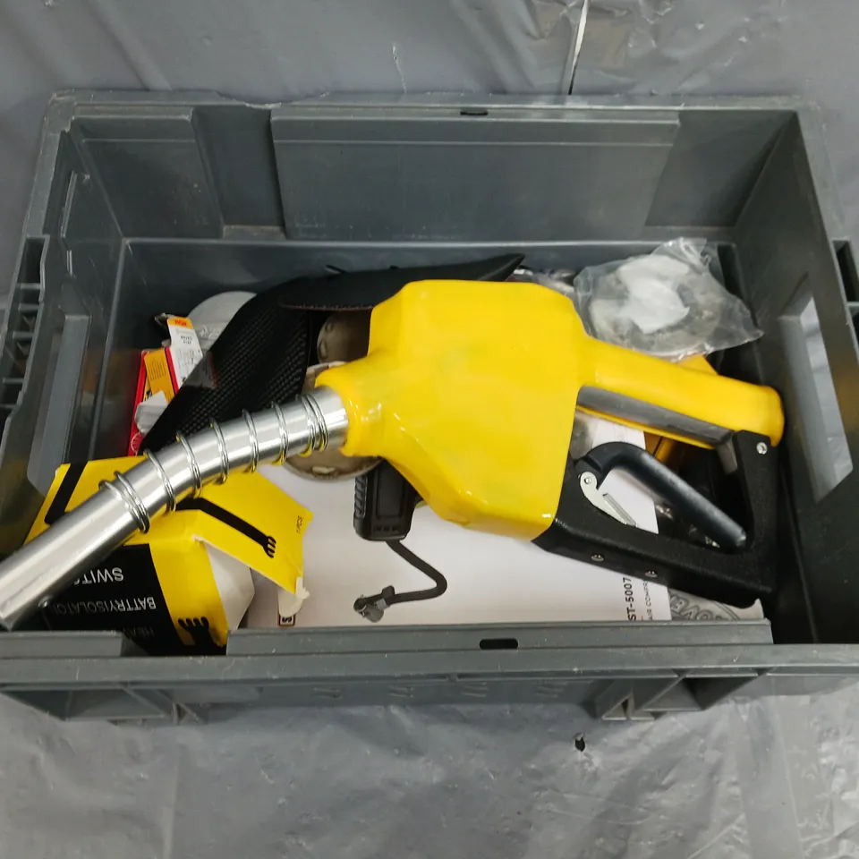 APPROXIMATELY 25 ASSORTED CAR AND VEHICLE PARTS AND ACCESSORIES TO INCLUDE; PETROL PUMP, BOOT STRUTS AND SEATBELT REPLACEMENTS