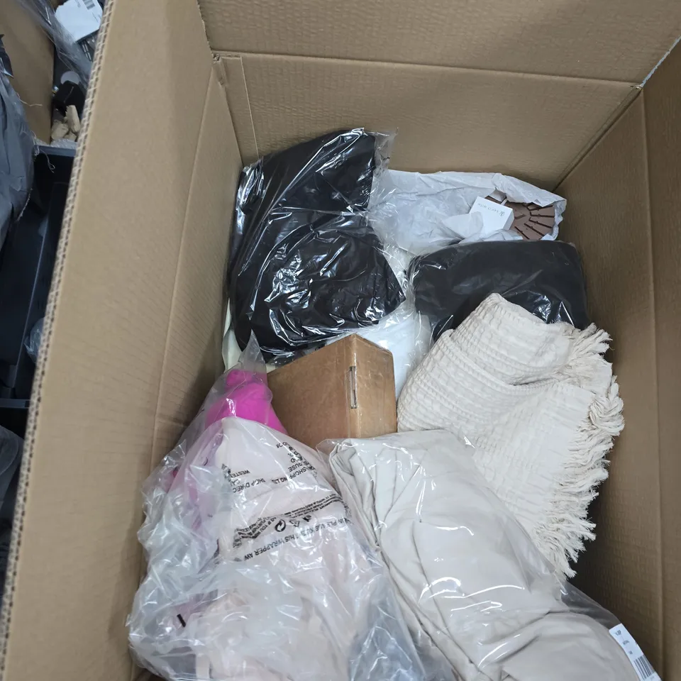 BOX OF APPROXIMATELY 15 ASSORTED ITEMS TO INCLUDE: FITTED SHEET AND HAIRSPRAY