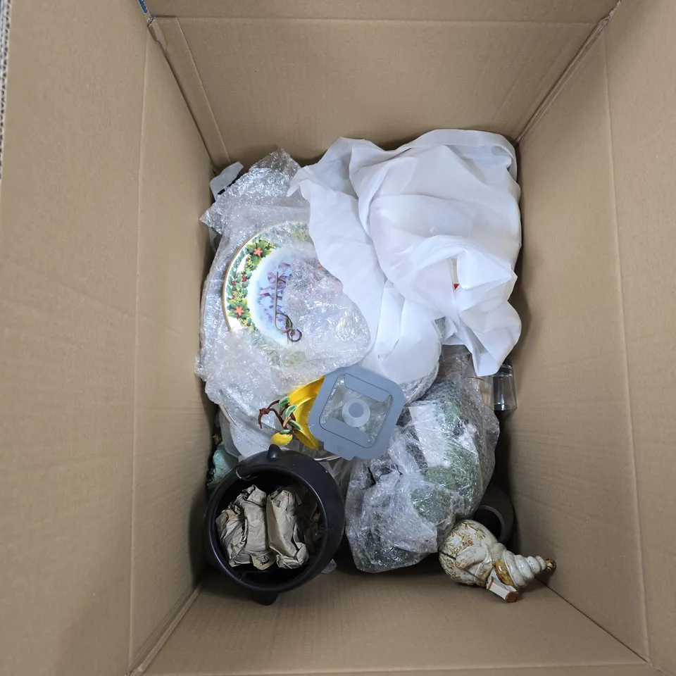 BOX OF APPROXIMATELY 15 ASSORTED HOUSEHOLD GLASS/CERAMIC ITEMS TO INCLUDE: MUG AND STORAGE CONTAINER