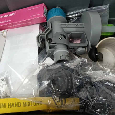 APPROXIMATELY 12 ASSORTED HOUSEHOLD ITEMS TO INCLUDE SPACEGOODS 8G METAL SPOON, PERSONAL TORCH ALARM, HAND MIXER, ETC