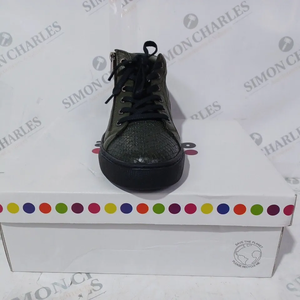 BOXED PAIR OF ADESSO LUNA ZIP TRAINERS IN OLIVE SIZE 6