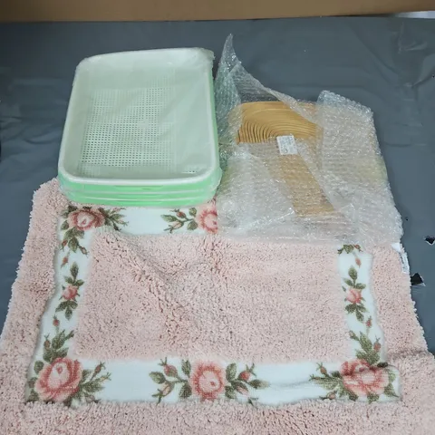 BOX OF APPROXIMATELY 12 ASSORTED HOUSEHOLD ITEMS TO INCLUDE - TRAYS - BASKET -  MAT - ETC