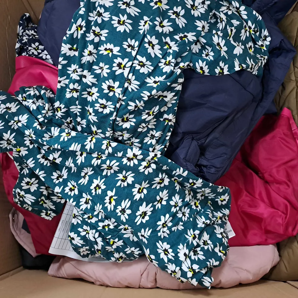 BOX OF APPROXIMATELY 10 ASSORTED CLOTHING ITEMS IN VARIOUS SIZES AND COLOURS 
