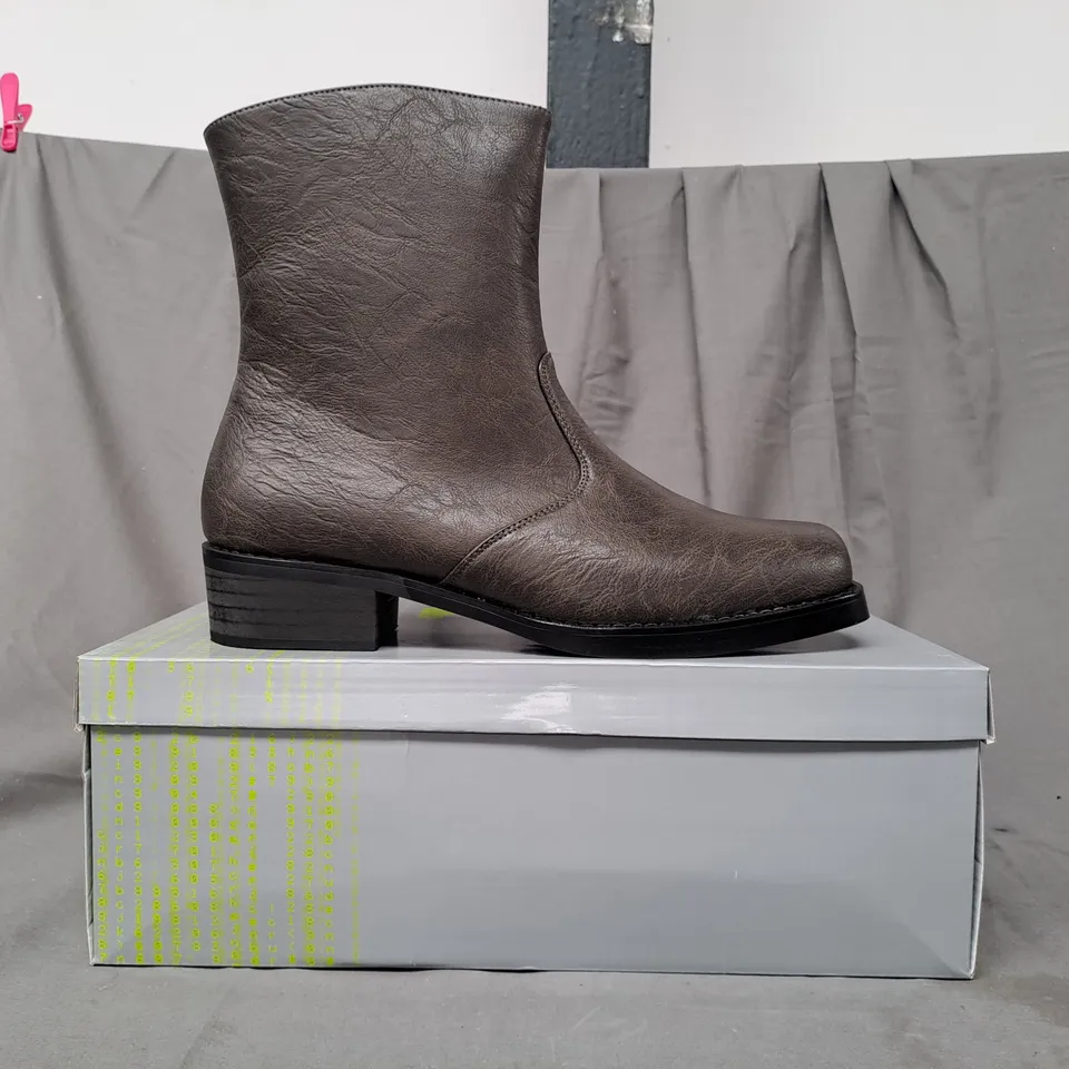BOXED PAIR OF KOI THE CAVALRY MEN'S HEELED COWBOY BOOTS IN MOCHA UK SIZE 10