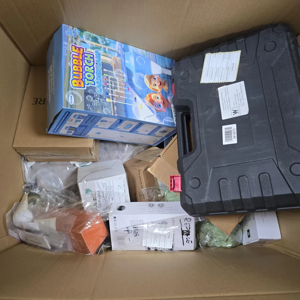 APPROXIMATELY 12 ASSORTED ITEMS TO INCLUDE DUVETS, BUBBLE GARDEN LAMP, HANDHELD FAN, ETC - COLLECTION ONLY