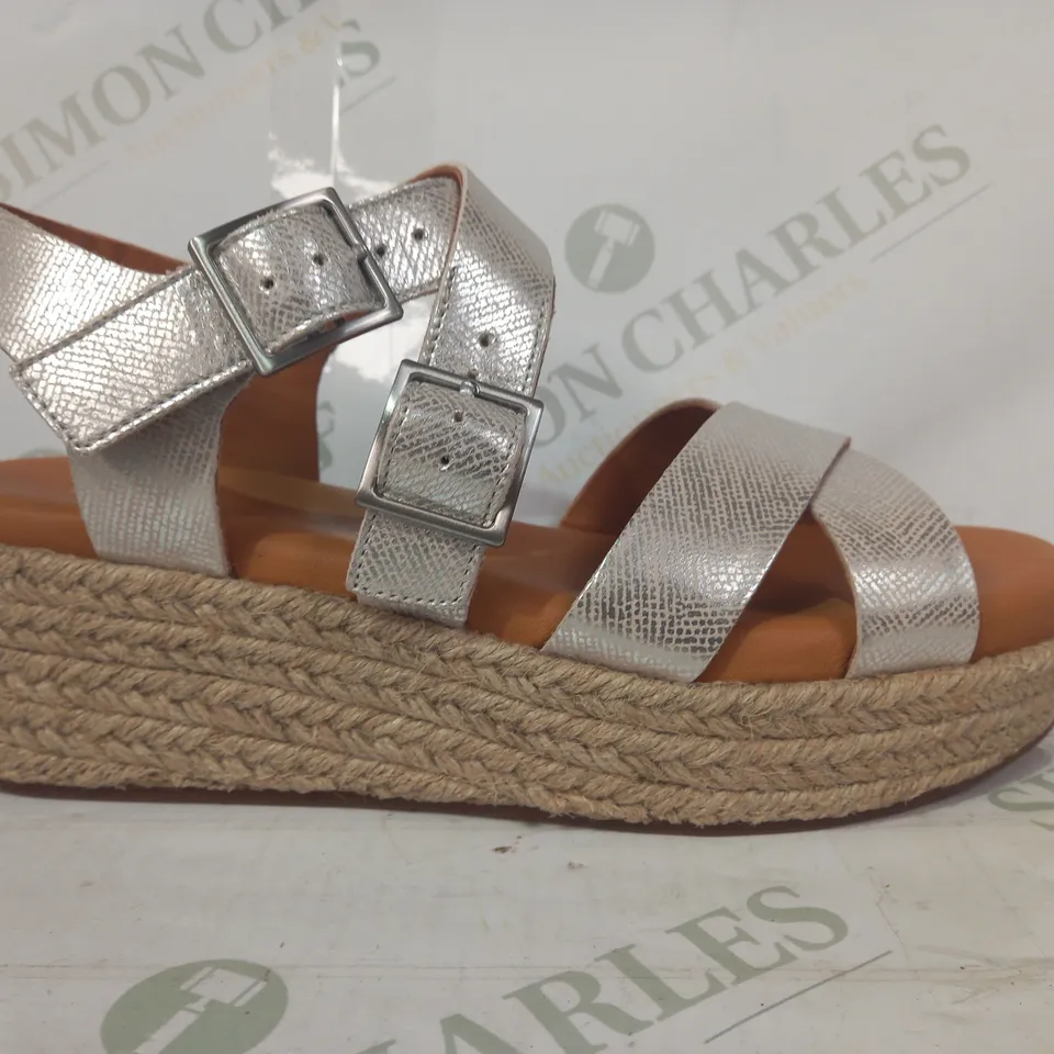 BOXED PAIR OF CLARKS KIMMEI BUCKLE OPEN TOE SANDALS IN METALLIC SILVER UK SIZE 4.5
