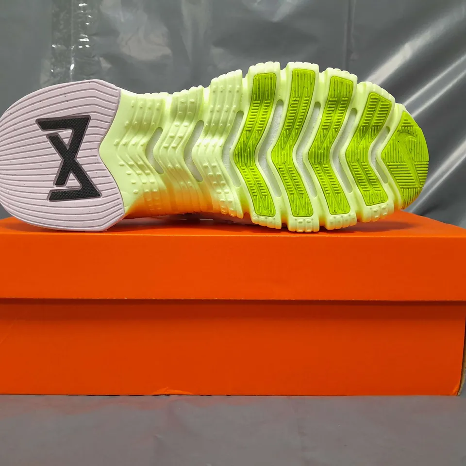 BOXED PAIR OF NIKE FREE METCON 5 SHOES IN WHITE/SEAFOAM GREEN UK SIZE 6.5