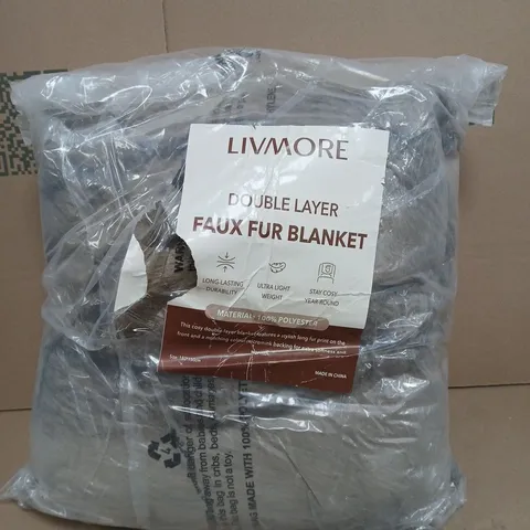 BOX OF APPROXIMATELY 8 ASSORTED HOUSEHOLD ITEMS TO INCLUDE LIVEMORE DOUBLE LAYER FAUX FUR BLANKET, ETC