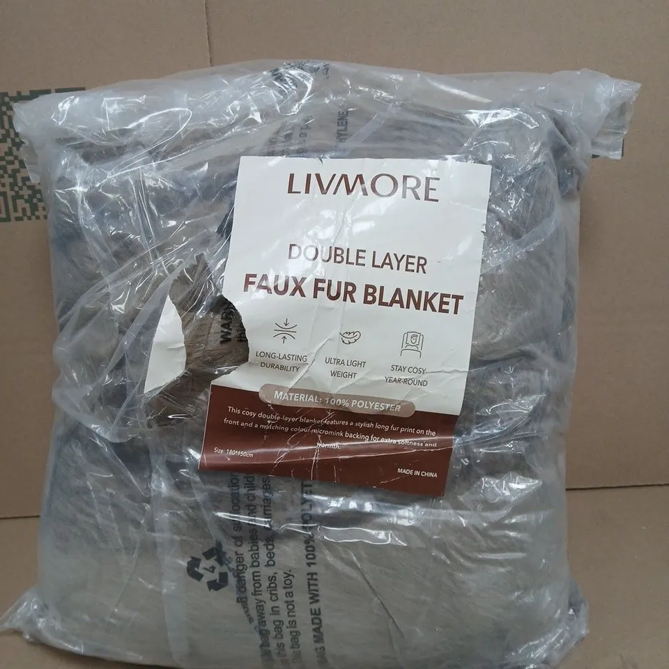 BOX OF APPROXIMATELY 8 ASSORTED HOUSEHOLD ITEMS TO INCLUDE LIVEMORE DOUBLE LAYER FAUX FUR BLANKET, ETC