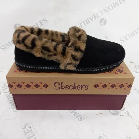 BOXED PAIR OF SKETCHERS FUR LINED LEOPARD SLIPPERS IN BLACK SIZE 4