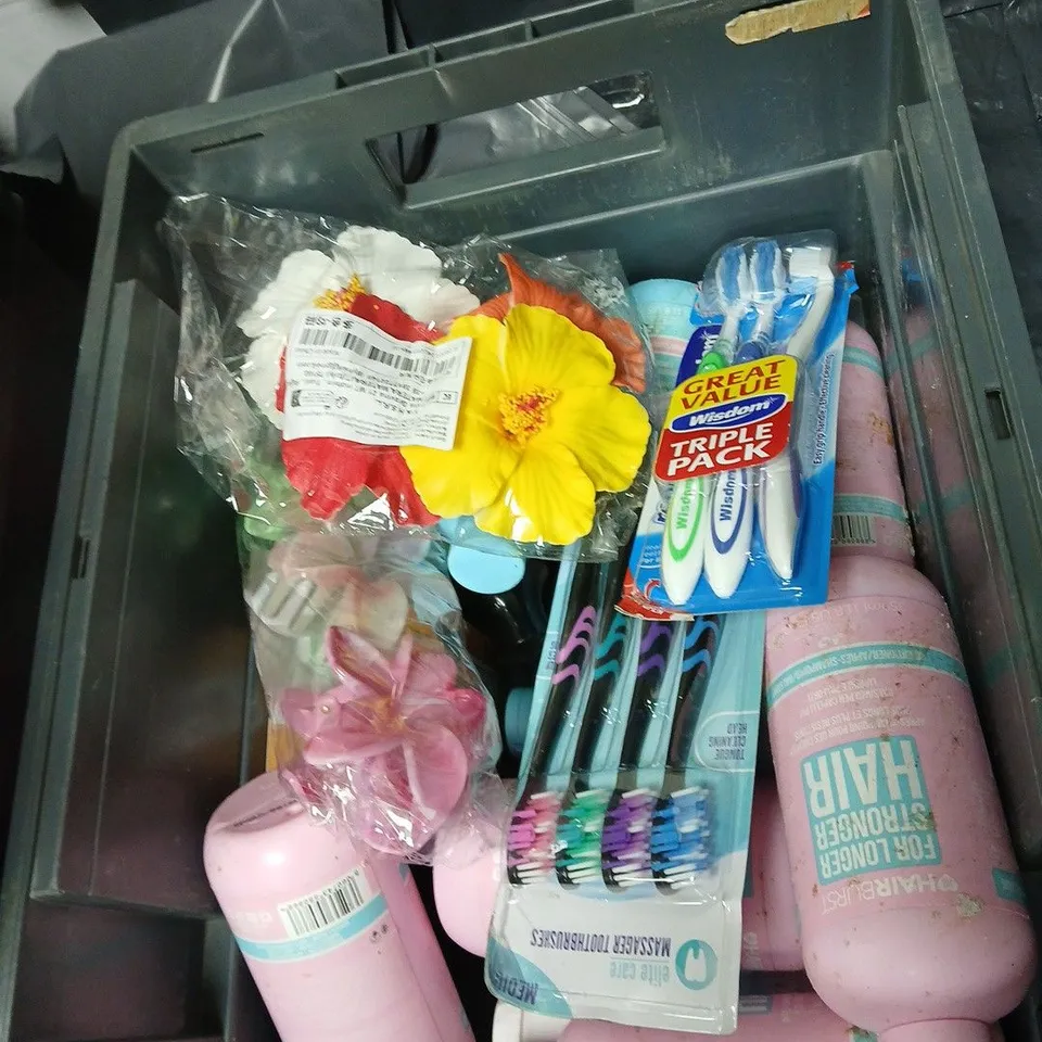 APPROXIMATEY 20 ASSORTED HEALTH AND BEAUTY PRODUCTS TO INCLUDE CETRABEN CREAM, AMBER SOLAIRE SUN CREAM AND SOFT AND GENTLE POWDER