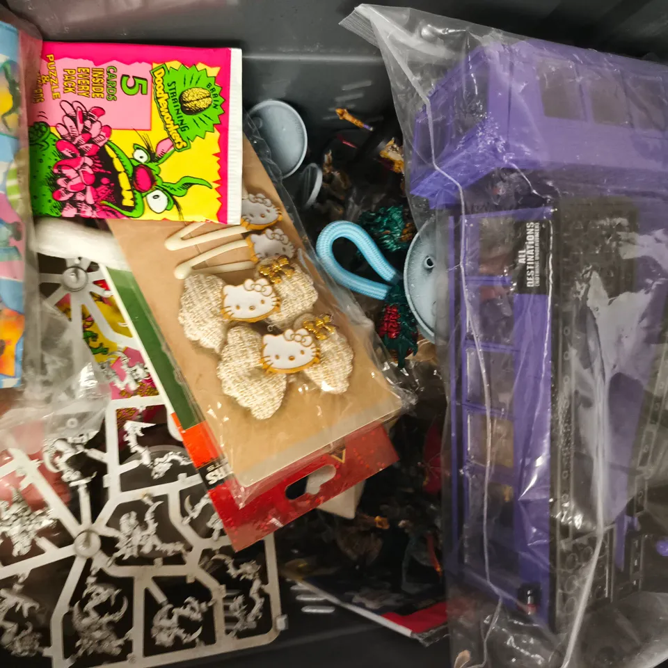 APPROXIMATELY 10 ASSORTED TOYS AND GAMES TO INCLUDE RAMBO SPECTRUM GAME, ETC
