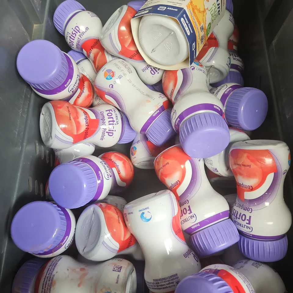 TOTE OF APPROXIMATELY 11 ASSORTED FOOD AND DRINK ITEMS TO INCLUDE BEEF JERKY , PUKKA TEA ADVENT CALENDAR , WILD RICE , ETC 