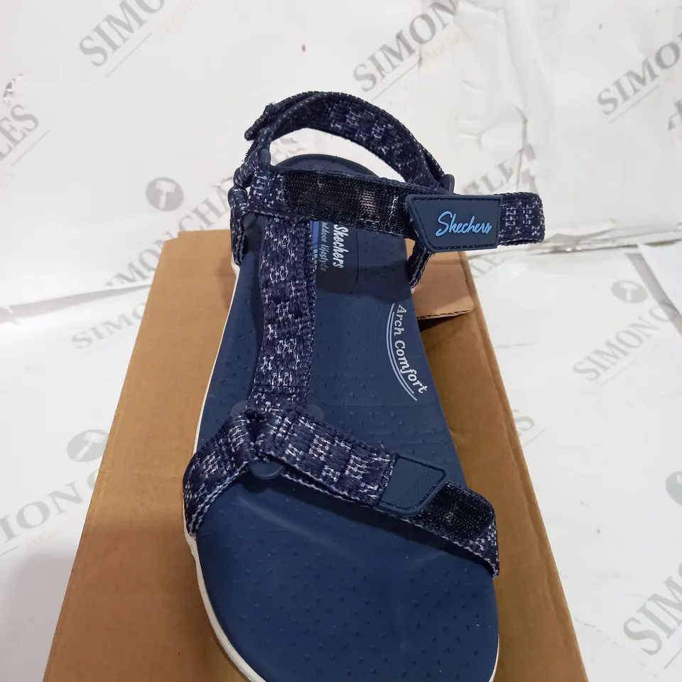 SKECHERS ARCH COMFORT NAVY SANDALS - SIZE UNSPECIFIED 
