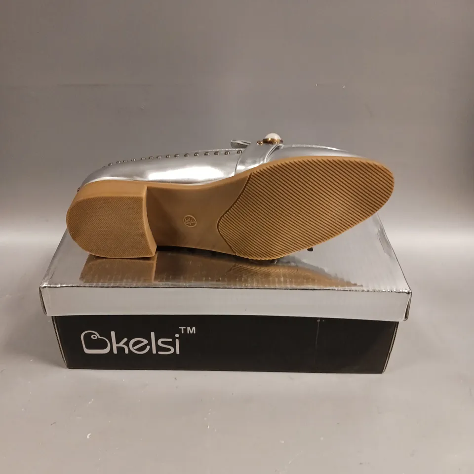 BOXED PAIR OF KELSI SLIP ON LOW HEEL SHOES IN SILVER - 3