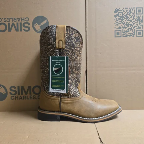 BOXED PAIR OF SMOKY MOUNTAIN BOOTS IN DISTRESSED BROWN/DARK BROWN SIZE 7 (UK 5)