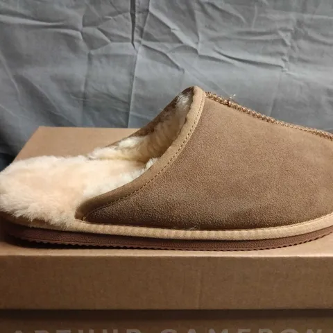 BOXED PAIR OF ARTHUR CAMERON MICHAEL CHESTNUT SLIPPERS – UK 11 (MEN'S)
