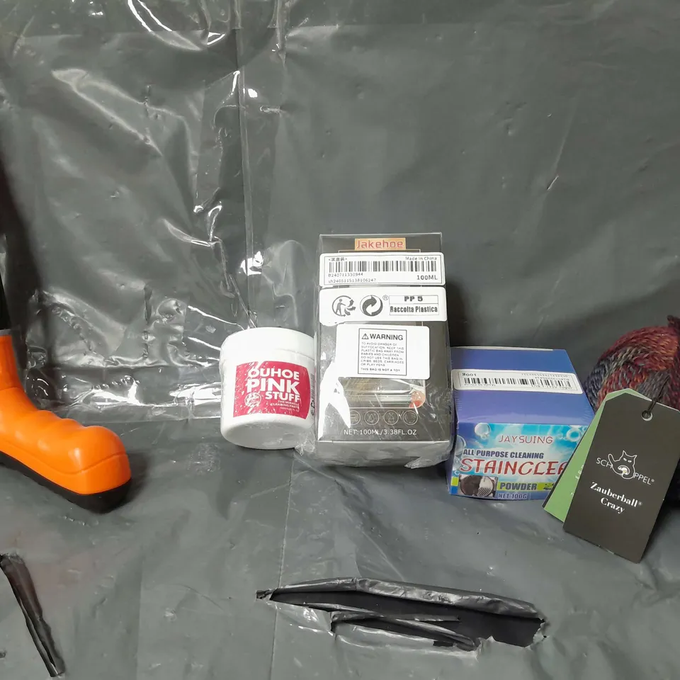 BOX OF APPROXIMATELY 14 ASSORTED ITEMS TO INCLUDE - SCHOPPEL ZAUBERBALL CRAZY , OUHOE PINK STUFF , STAINCLEAN POWDER ETC