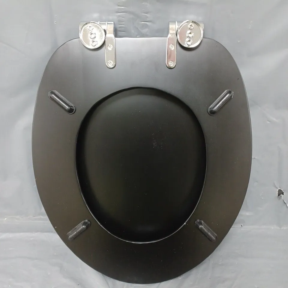 BOXED HOME SLOW CLOSE WOOD TOILET SEAT