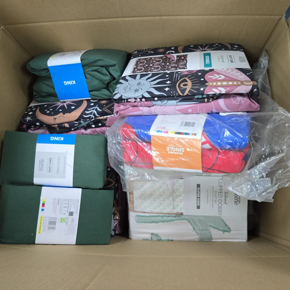BOX OF APPROXIMATELY 12 ASSORTED BEDDING & SOFT FABRICS ITEMS TO INCLUDE - DUVET SET - FITTED SHEET ETC. 