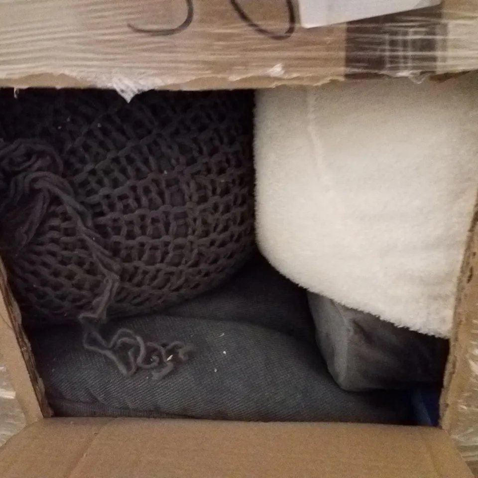 PALLET OF 2 BOXES CONTAINING ASSORTED PILLOWS, CUSHIONS & BLANKETS 