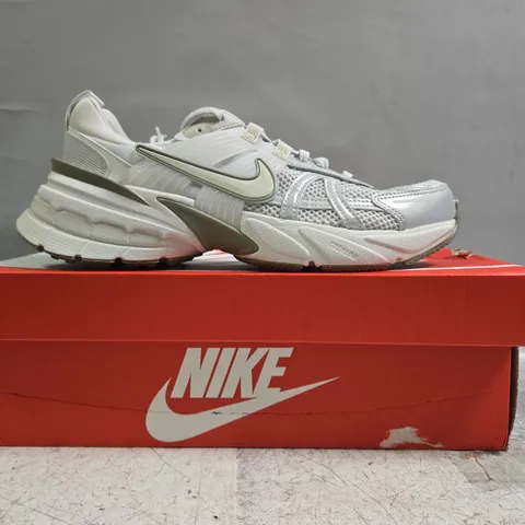 BOXED PAIR OF NIKE V2K RUN TRAINERS IN LIGHT GREY/SILVER SIZE UK 7