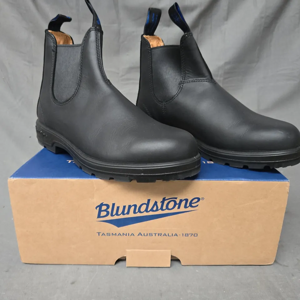 BOXED PAIR OF BLUNDSTONE THERMAL ELASTIC SIDED BOOTS IN BLACK UK SIZE 7